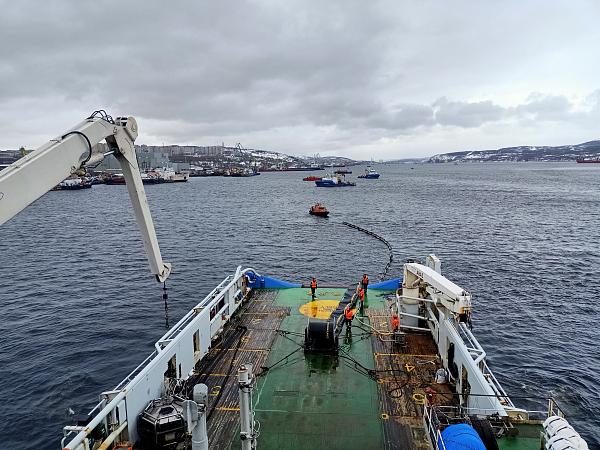 В акватории порта Мурманск прошло совместное учение по предупреждению и ликвидации разливов нефти